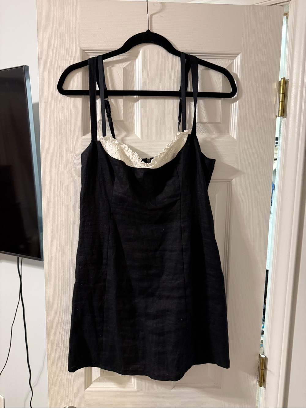 Reformation | Lovella 100% Linen Mini Eyelet Dress in Black & White Size 6 - Picture 2 of 4